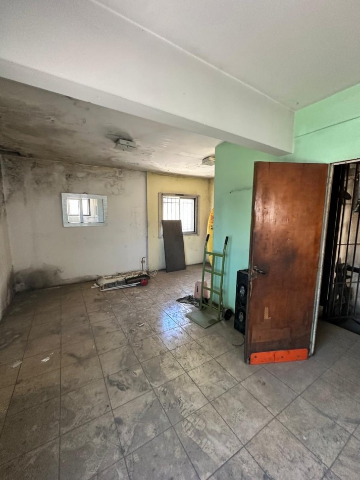 **650 m2 en planta** - DISPONIBLE MAYO/JUNIO 2026 - Galpon de 650 m2 con oficinas, altura de 9 m2 (ideal Rackear mercaderia), Piso de hormigon a nuevo - Viamonte y Molinedo - Lanus