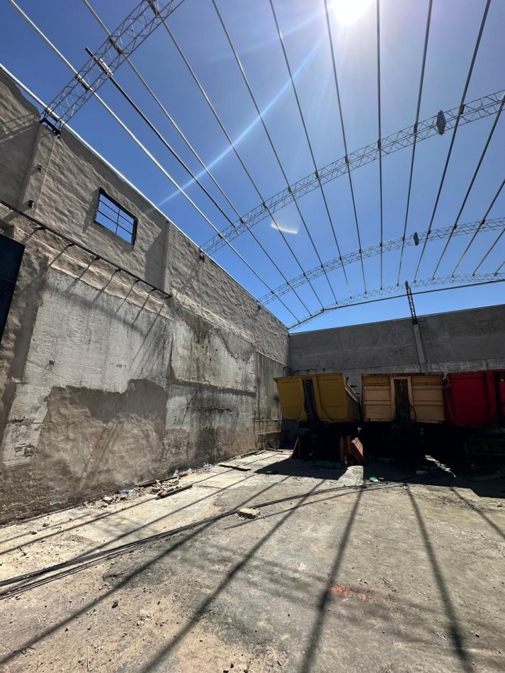 **650 m2 en planta** - DISPONIBLE MAYO/JUNIO 2026 - Galpon de 650 m2 con oficinas, altura de 9 m2 (ideal Rackear mercaderia), Piso de hormigon a nuevo - Viamonte y Molinedo - Lanus