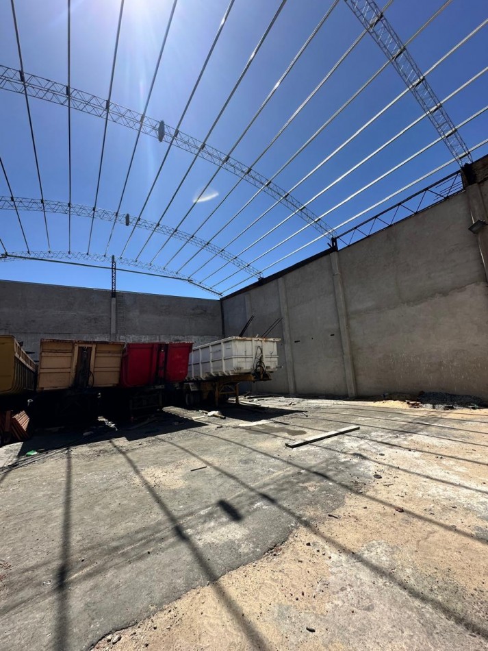 **650 m2 en planta** - DISPONIBLE MAYO/JUNIO 2026 - Galpon de 650 m2 con oficinas, altura de 9 m2 (ideal Rackear mercaderia), Piso de hormigon a nuevo - Viamonte y Molinedo - Lanus