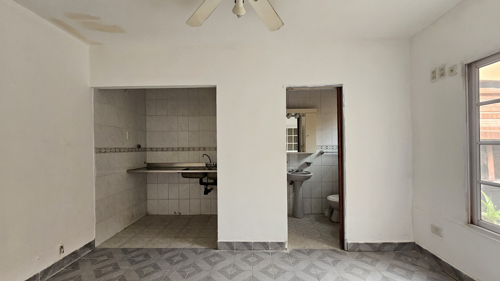 **u$s 130.000.-** - Casa en venta en ochava de 3 amb. terraza, patio y cochera - Jujuy 1300 - Lanus