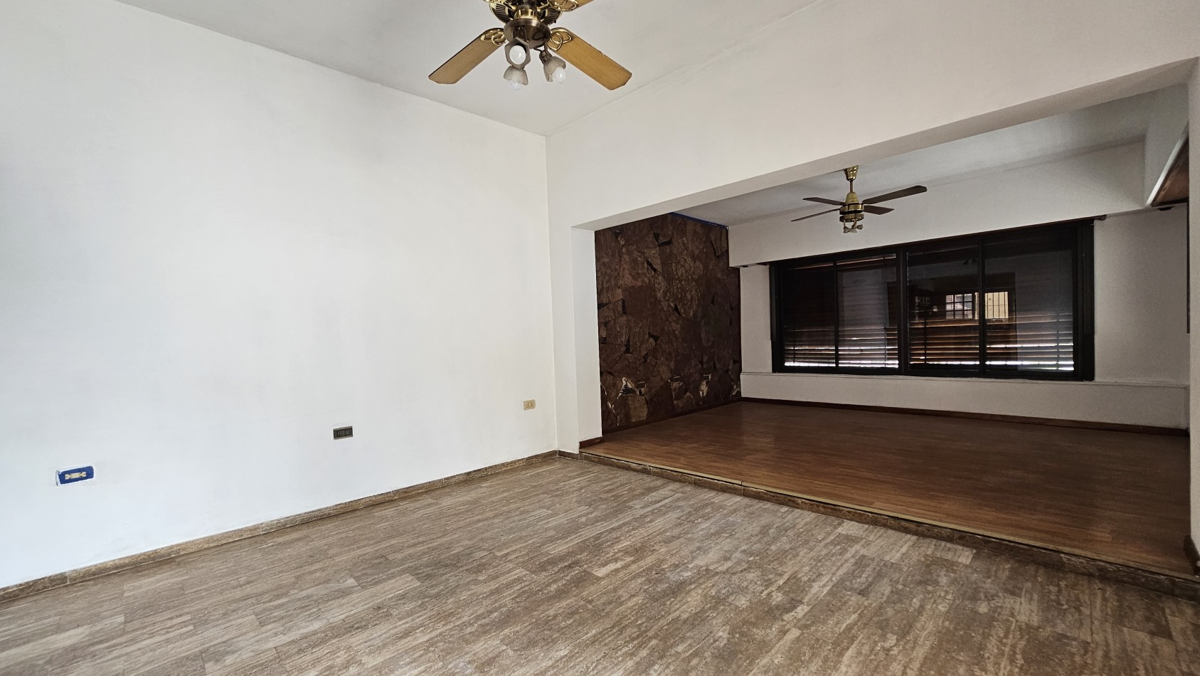 **u$s 130.000.-** - Casa en venta en ochava de 3 amb. terraza, patio y cochera - Jujuy 1300 - Lanus