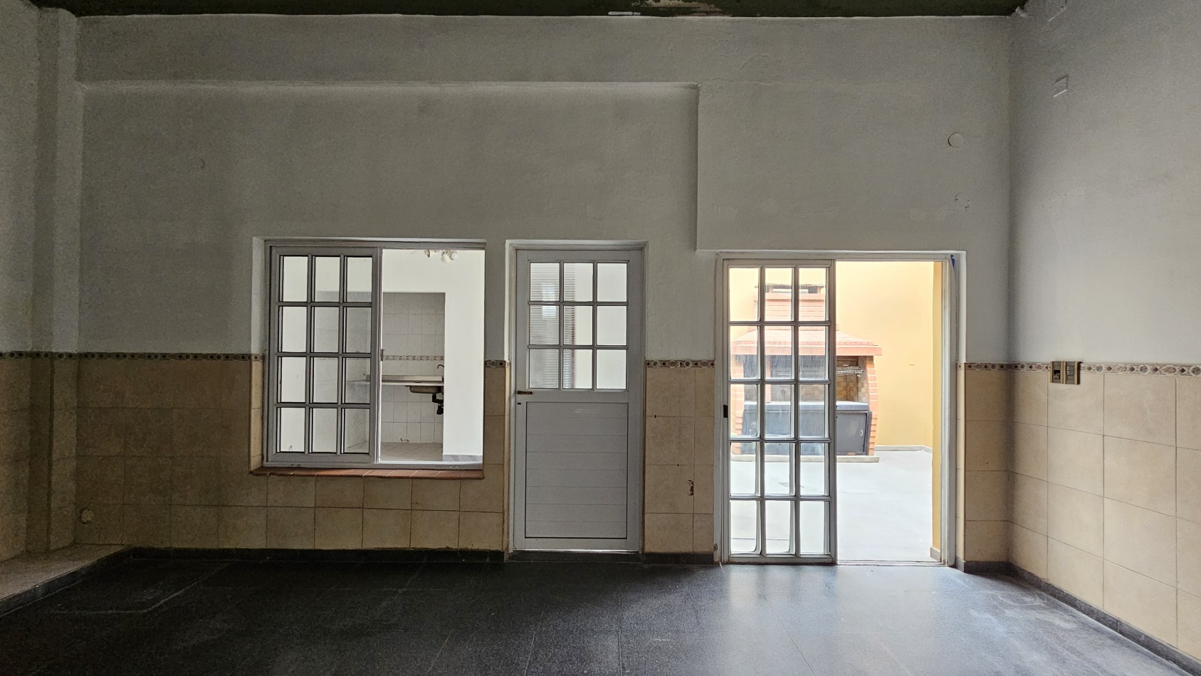 **u$s 130.000.-** - Casa en venta en ochava de 3 amb. terraza, patio y cochera - Jujuy 1300 - Lanus