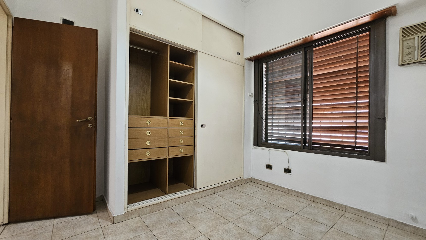 **u$s 130.000.-** - Casa en venta en ochava de 3 amb. terraza, patio y cochera - Jujuy 1300 - Lanus