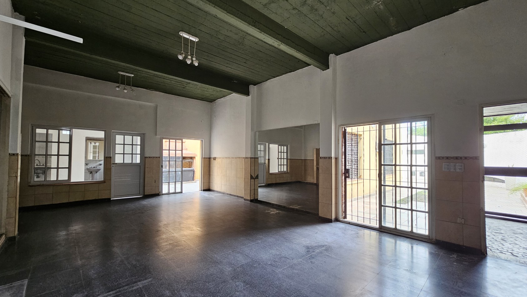 **u$s 130.000.-** - Casa en venta en ochava de 3 amb. terraza, patio y cochera - Jujuy 1300 - Lanus