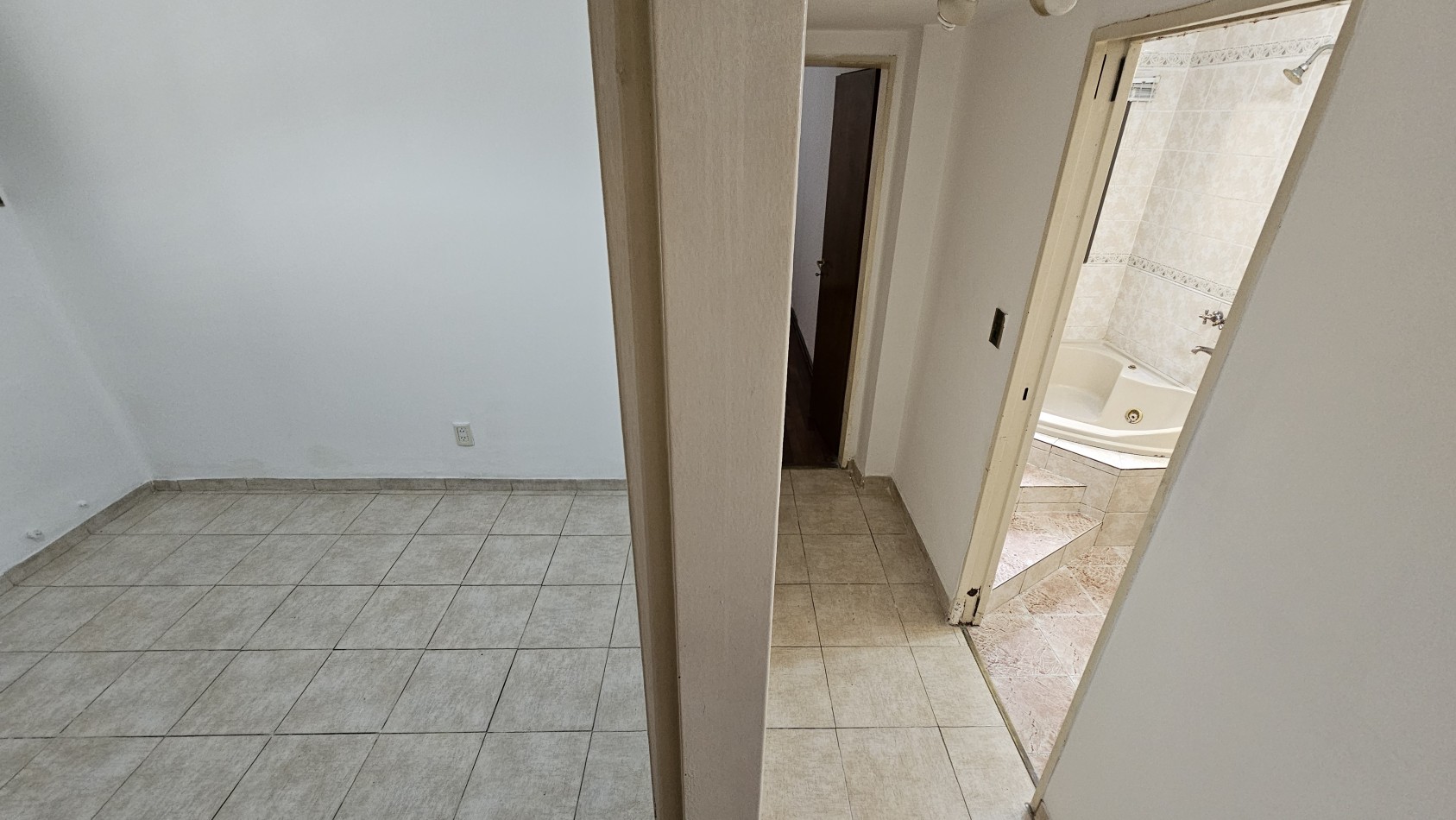 **u$s 130.000.-** - Casa en venta en ochava de 3 amb. terraza, patio y cochera - Jujuy 1300 - Lanus