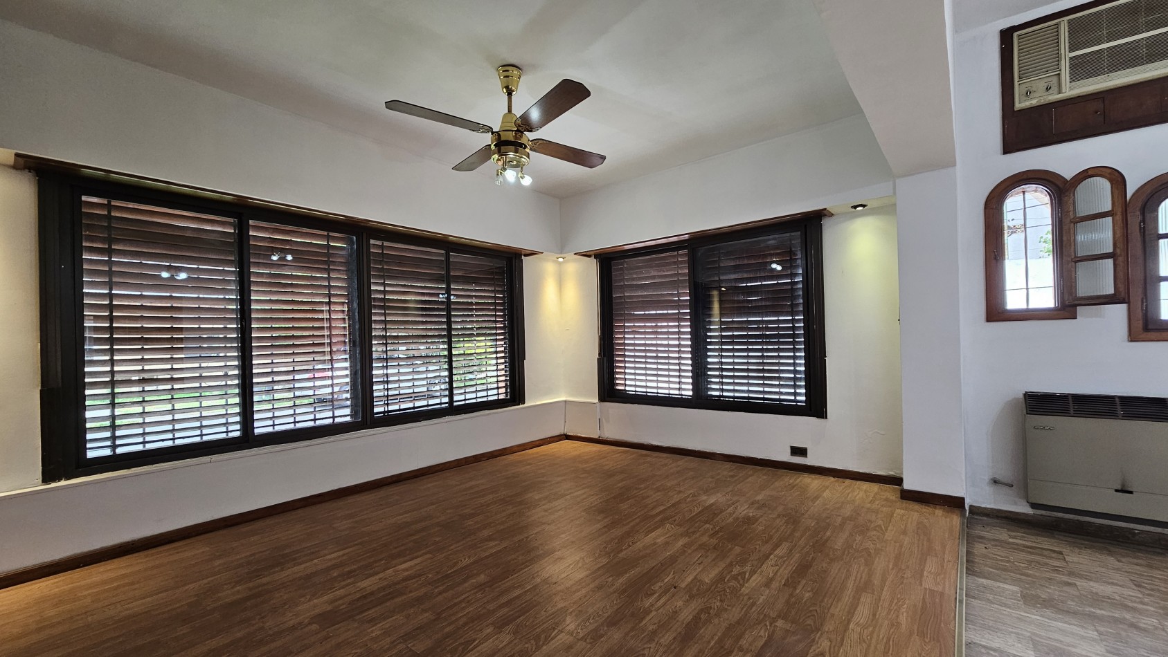 **u$s 130.000.-** - Casa en venta en ochava de 3 amb. terraza, patio y cochera - Jujuy 1300 - Lanus