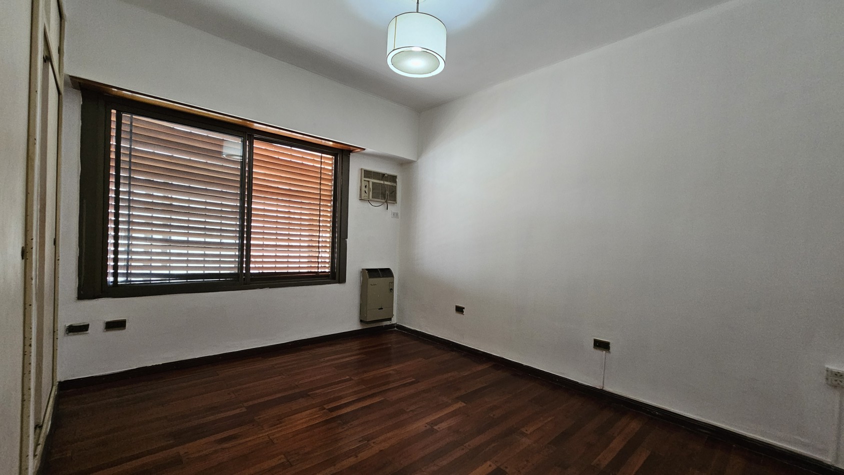 **u$s 130.000.-** - Casa en venta en ochava de 3 amb. terraza, patio y cochera - Jujuy 1300 - Lanus