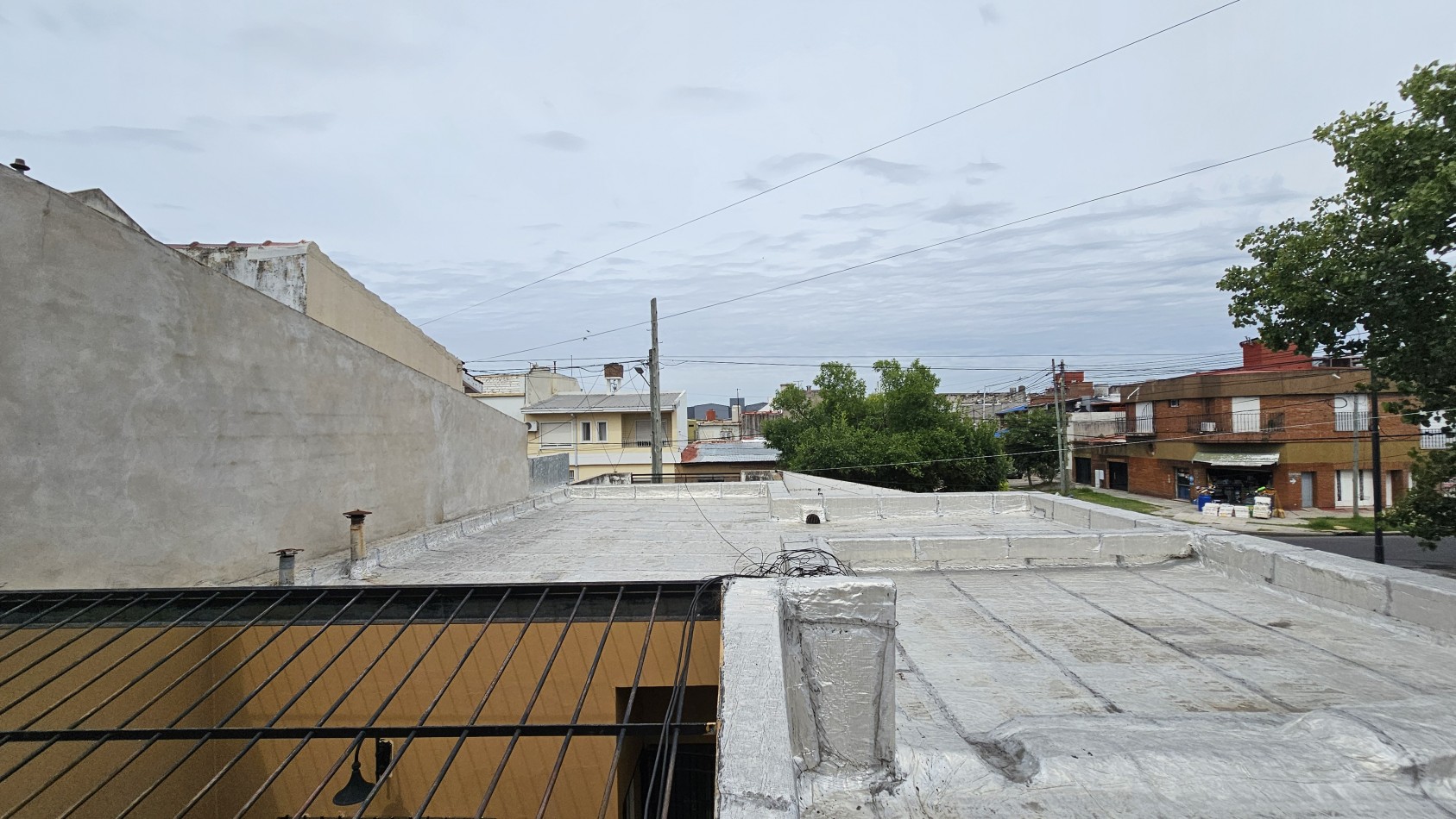 **u$s 130.000.-** - Casa en venta en ochava de 3 amb. terraza, patio y cochera - Jujuy 1300 - Lanus