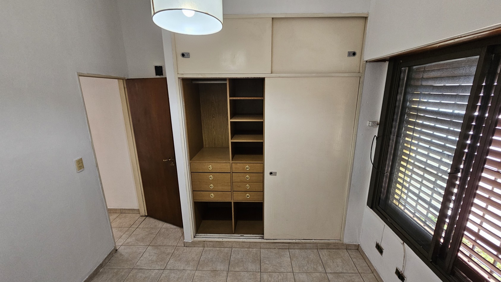 **u$s 130.000.-** - Casa en venta en ochava de 3 amb. terraza, patio y cochera - Jujuy 1300 - Lanus