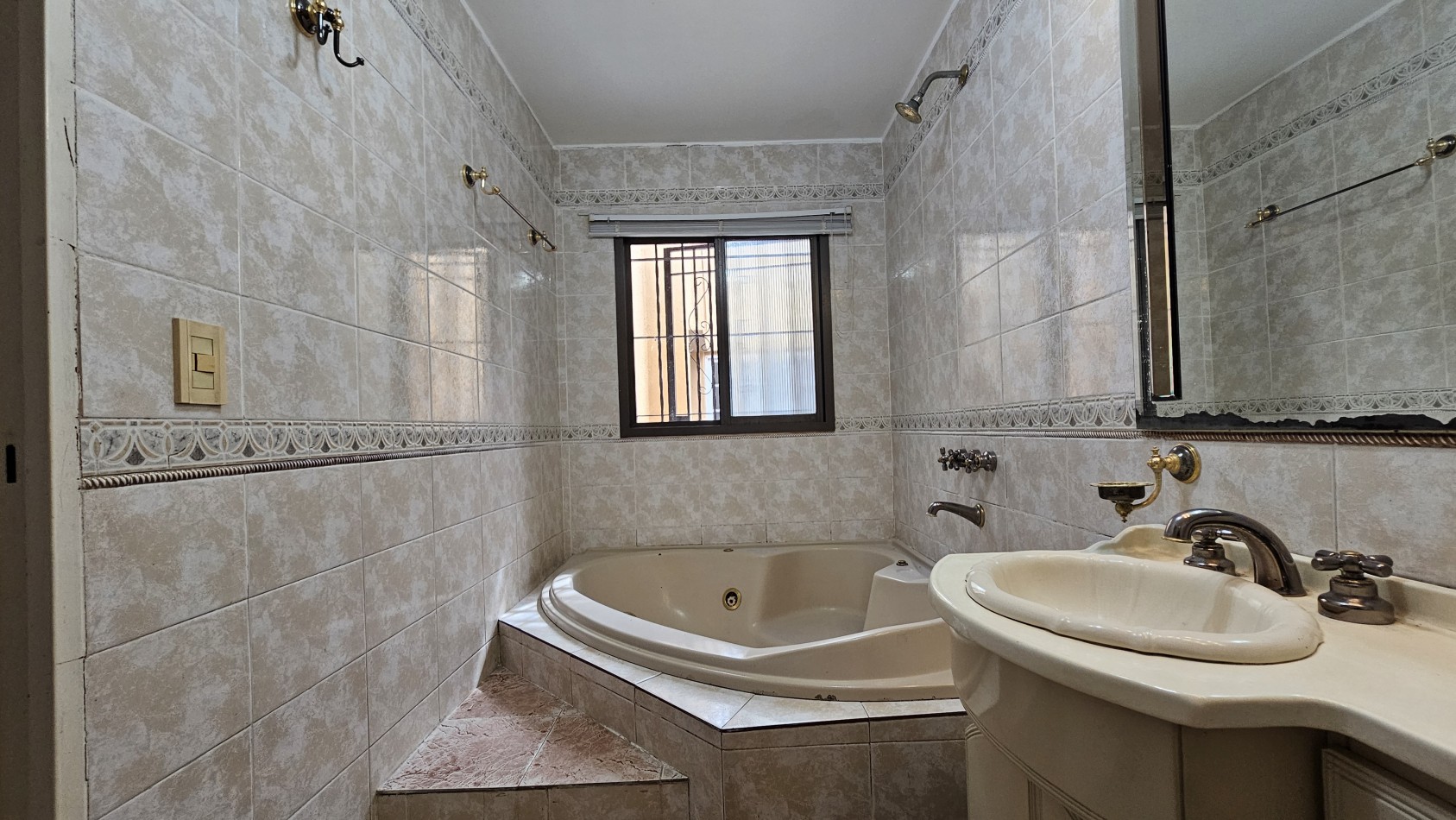 **u$s 130.000.-** - Casa en venta en ochava de 3 amb. terraza, patio y cochera - Jujuy 1300 - Lanus