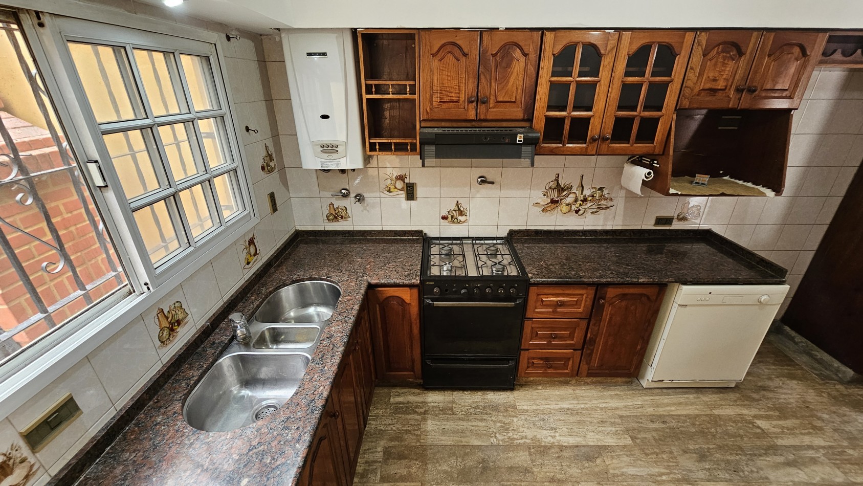 **u$s 130.000.-** - Casa en venta en ochava de 3 amb. terraza, patio y cochera - Jujuy 1300 - Lanus