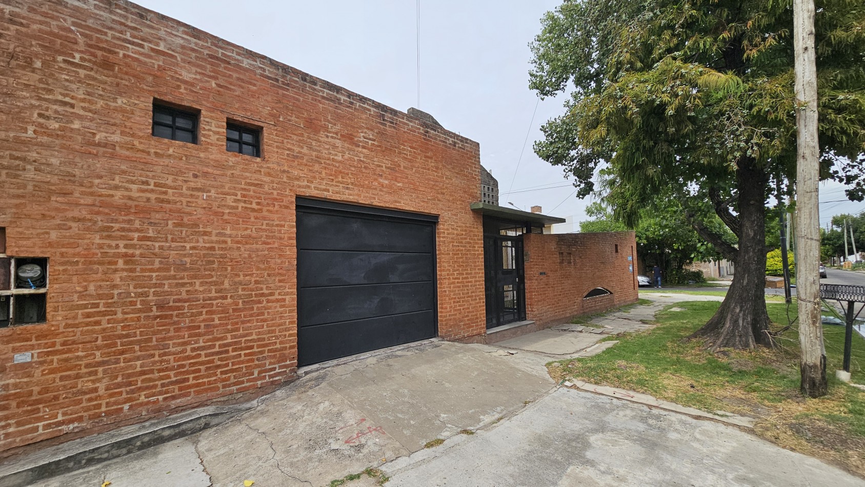 **u$s 130.000.-** - Casa en venta en ochava de 3 amb. terraza, patio y cochera - Jujuy 1300 - Lanus