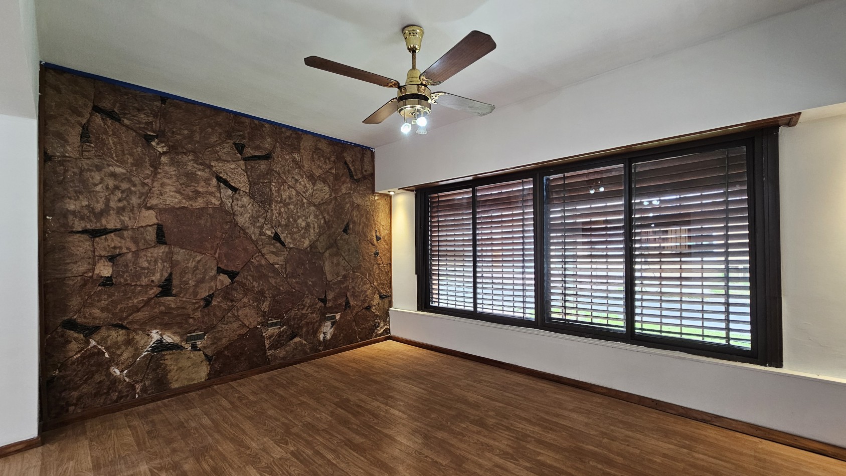 **u$s 130.000.-** - Casa en venta en ochava de 3 amb. terraza, patio y cochera - Jujuy 1300 - Lanus