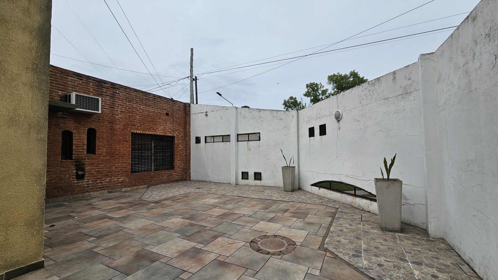 **u$s 130.000.-** - Casa en venta en ochava de 3 amb. terraza, patio y cochera - Jujuy 1300 - Lanus