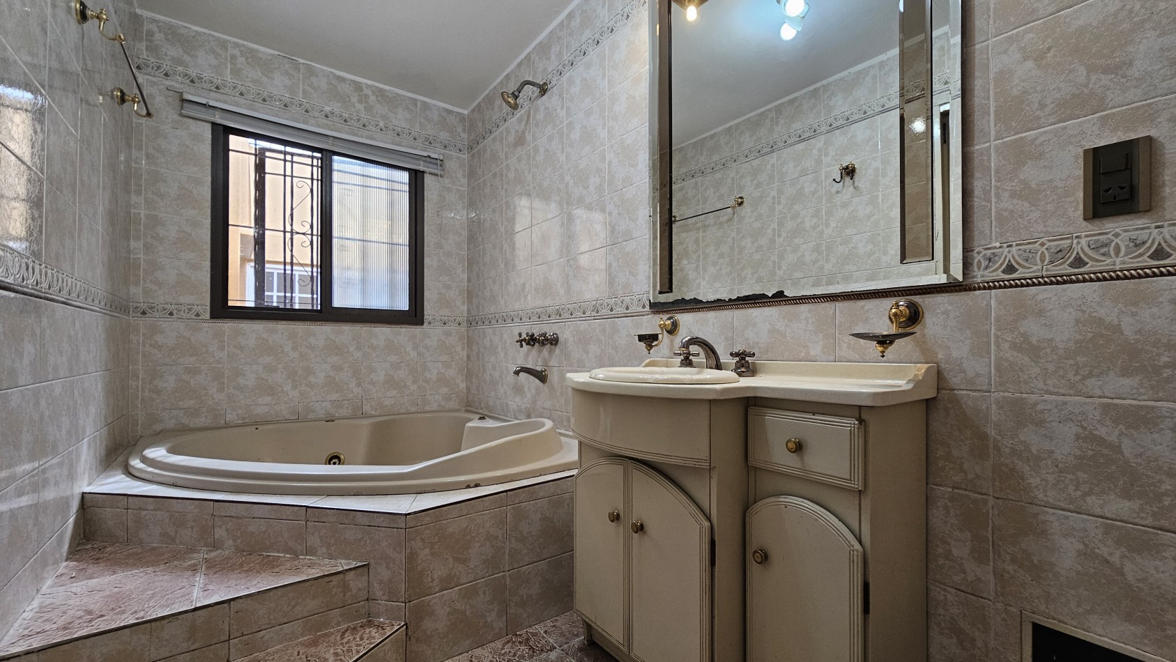 **u$s 130.000.-** - Casa en venta en ochava de 3 amb. terraza, patio y cochera - Jujuy 1300 - Lanus