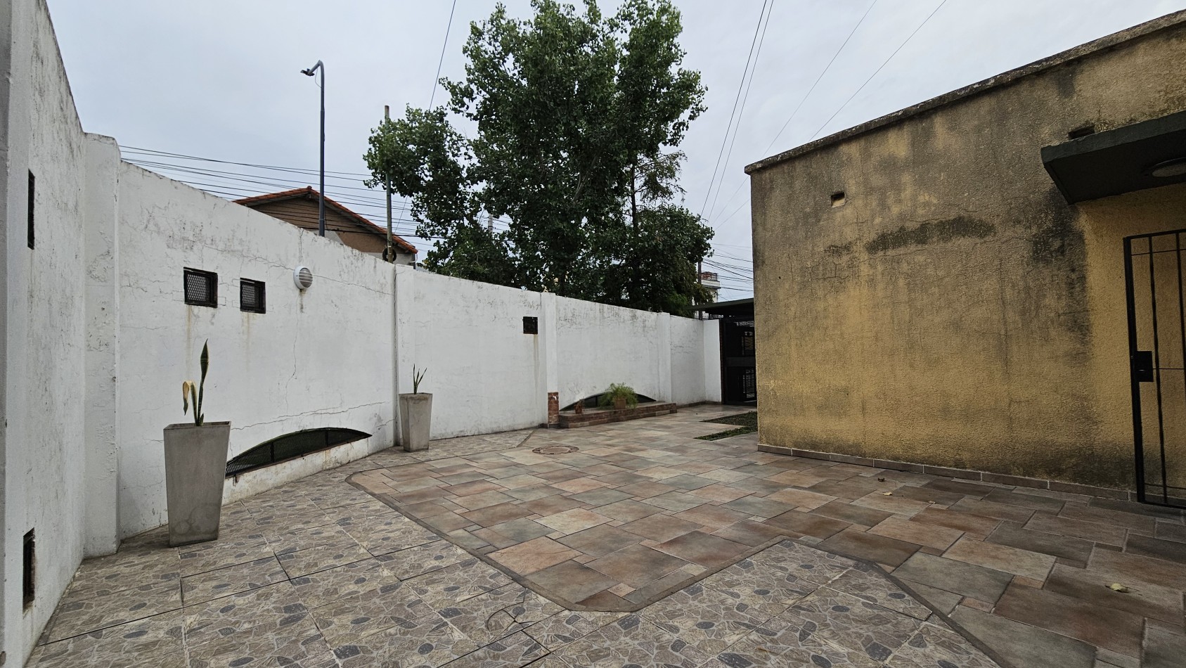 **u$s 130.000.-** - Casa en venta en ochava de 3 amb. terraza, patio y cochera - Jujuy 1300 - Lanus