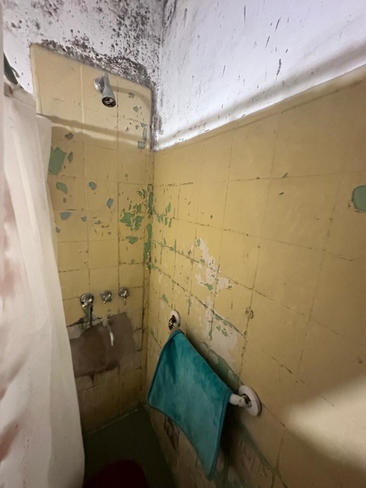 **$770.000.-** - AMPLIA CASA 5 Amb. C/ PATIO, COCHERA y PEQUEÑO GALPON EN ALQUILER - Dr. GALVEZ 1240, PEGADO A LAS VIAS - LANUS ESTE