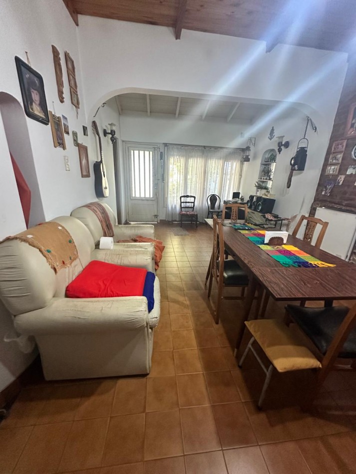 **$770.000.-** - AMPLIA CASA 5 Amb. C/ PATIO, COCHERA y PEQUEÑO GALPON EN ALQUILER - Dr. GALVEZ 1240, PEGADO A LAS VIAS - LANUS ESTE