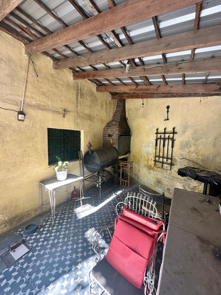 **$770.000.-** - AMPLIA CASA 5 Amb. C/ PATIO, COCHERA y PEQUEÑO GALPON EN ALQUILER - Dr. GALVEZ 1240, PEGADO A LAS VIAS - LANUS ESTE