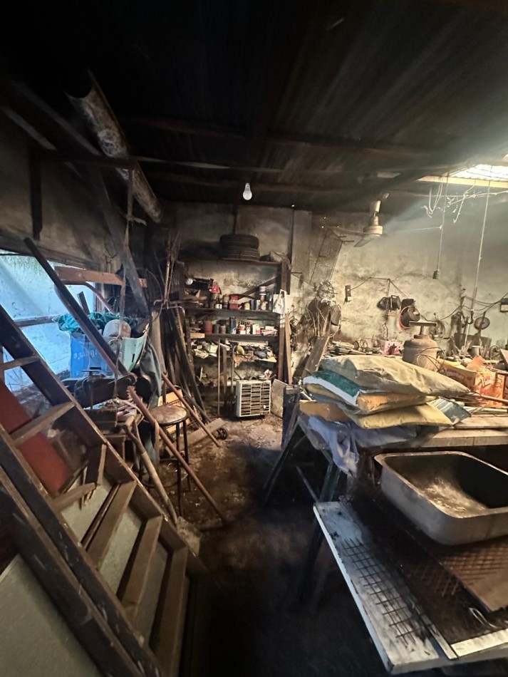 **$770.000.-** - AMPLIA CASA 5 Amb. C/ PATIO, COCHERA y PEQUEÑO GALPON EN ALQUILER - Dr. GALVEZ 1240, PEGADO A LAS VIAS - LANUS ESTE