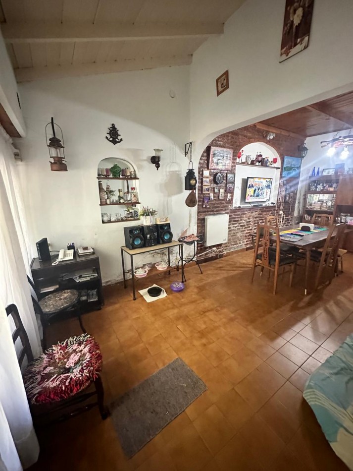 **$770.000.-** - AMPLIA CASA 5 Amb. C/ PATIO, COCHERA y PEQUEÑO GALPON EN ALQUILER - Dr. GALVEZ 1240, PEGADO A LAS VIAS - LANUS ESTE