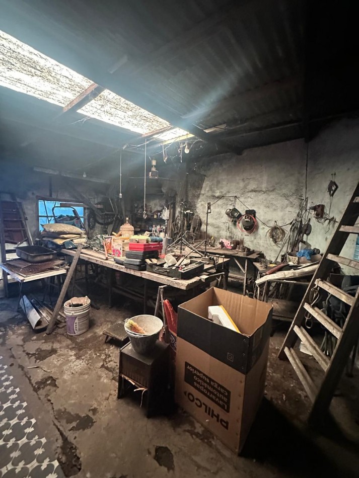 **$770.000.-** - AMPLIA CASA 5 Amb. C/ PATIO, COCHERA y PEQUEÑO GALPON EN ALQUILER - Dr. GALVEZ 1240, PEGADO A LAS VIAS - LANUS ESTE