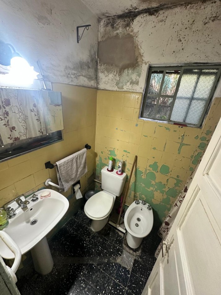 **$770.000.-** - AMPLIA CASA 5 Amb. C/ PATIO, COCHERA y PEQUEÑO GALPON EN ALQUILER - Dr. GALVEZ 1240, PEGADO A LAS VIAS - LANUS ESTE