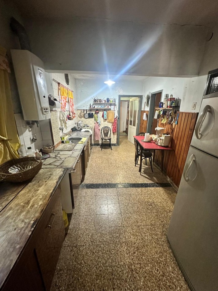 **$770.000.-** - AMPLIA CASA 5 Amb. C/ PATIO, COCHERA y PEQUEÑO GALPON EN ALQUILER - Dr. GALVEZ 1240, PEGADO A LAS VIAS - LANUS ESTE