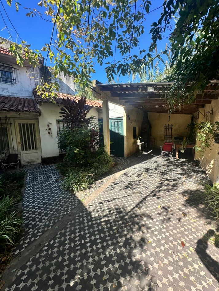 **$770.000.-** - AMPLIA CASA 5 Amb. C/ PATIO, COCHERA y PEQUEÑO GALPON EN ALQUILER - Dr. GALVEZ 1240, PEGADO A LAS VIAS - LANUS ESTE