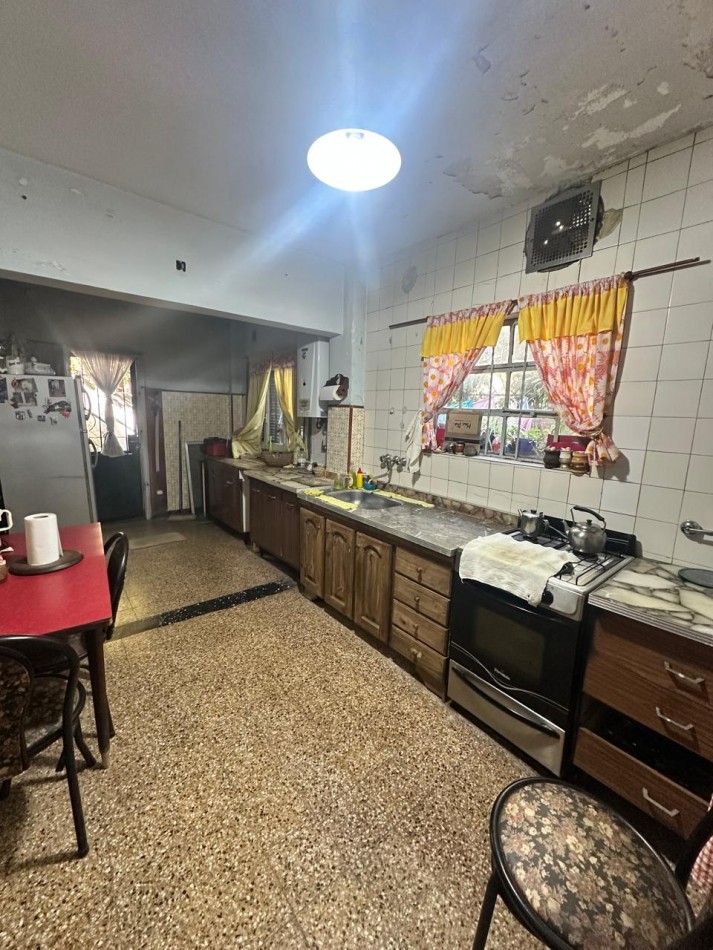 **$770.000.-** - AMPLIA CASA 5 Amb. C/ PATIO, COCHERA y PEQUEÑO GALPON EN ALQUILER - Dr. GALVEZ 1240, PEGADO A LAS VIAS - LANUS ESTE