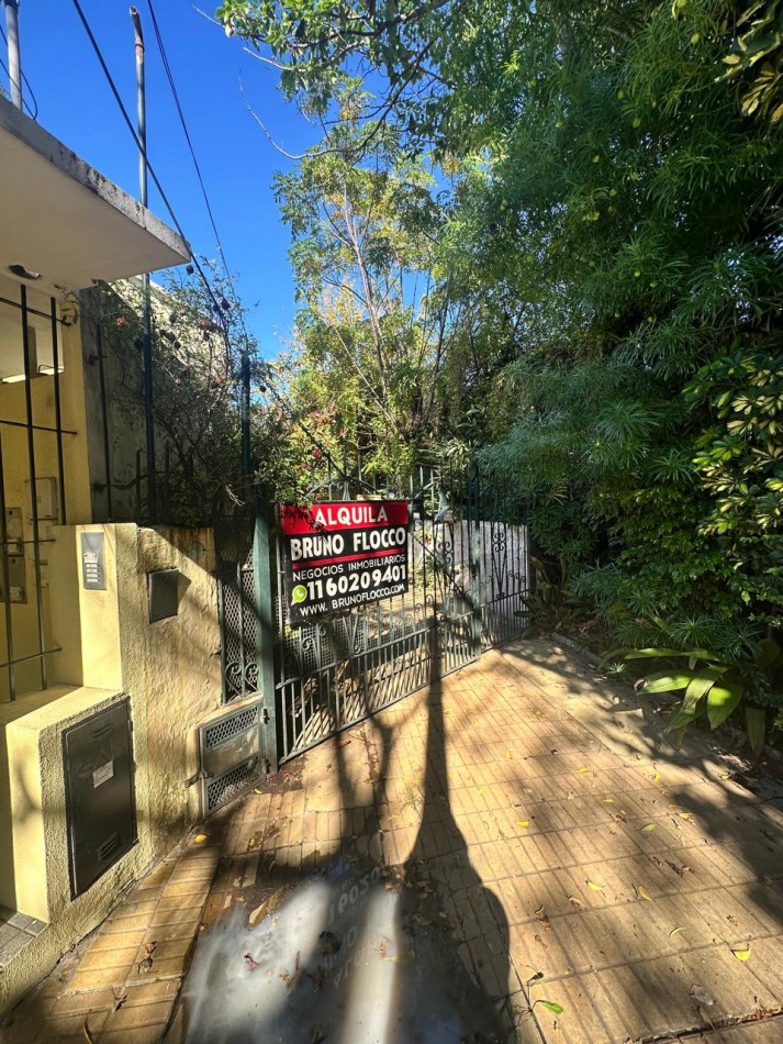 **$770.000.-** - AMPLIA CASA 5 Amb. C/ PATIO, COCHERA y PEQUEÑO GALPON EN ALQUILER - Dr. GALVEZ 1240, PEGADO A LAS VIAS - LANUS ESTE