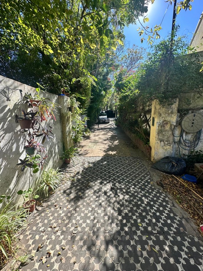 **$770.000.-** - AMPLIA CASA 5 Amb. C/ PATIO, COCHERA y PEQUEÑO GALPON EN ALQUILER - Dr. GALVEZ 1240, PEGADO A LAS VIAS - LANUS ESTE