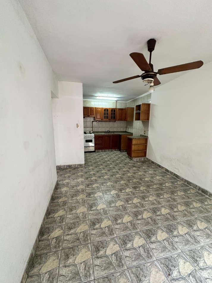 **u$s 53.000.-** PH 3 AMB. INTERNO CON PATIO 67m2 TOTALES - Av. Intendente Quindimil 1100, Esq. Av. San Martin - Lanus 