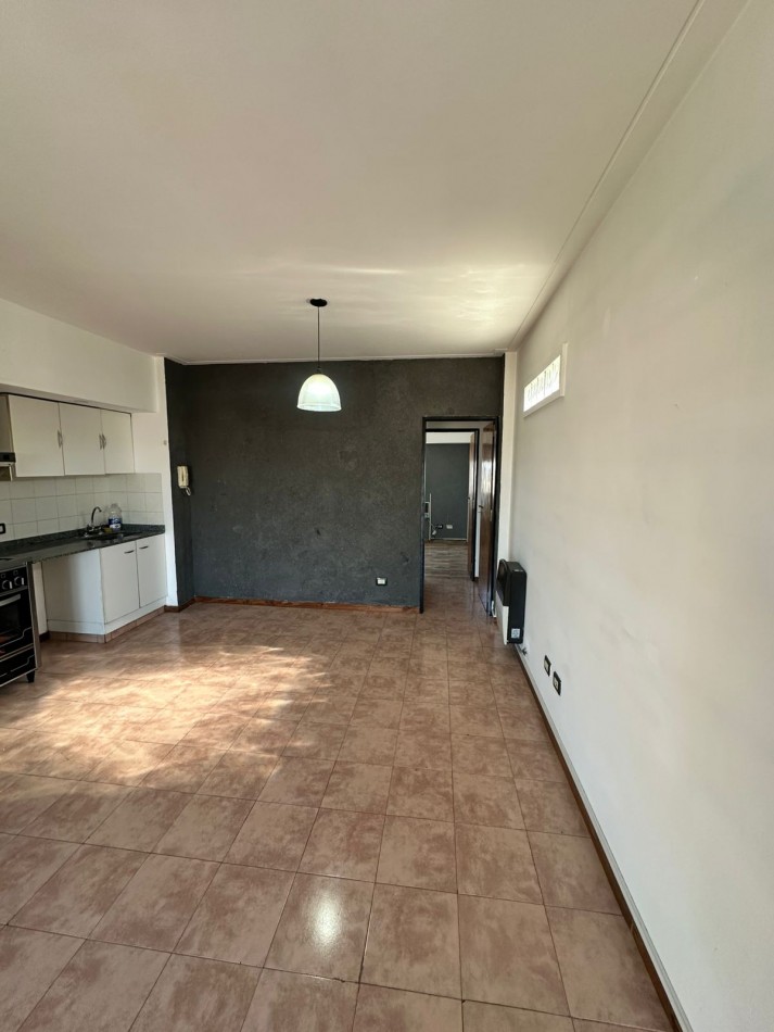 **$550.000.-** - Dpto. 2 Amb. en ALQUILER - Av- Hipolito Yrigoyen al 6300.- Remedios de Escalada