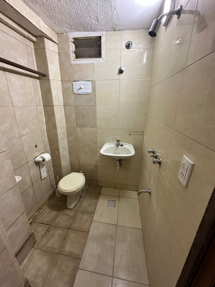 **$240.000.-** Monoambiente al frente en Alquiler - EXCLUEYENTE UNA SOLA PERSONA - Balcarce 800 - Lanus