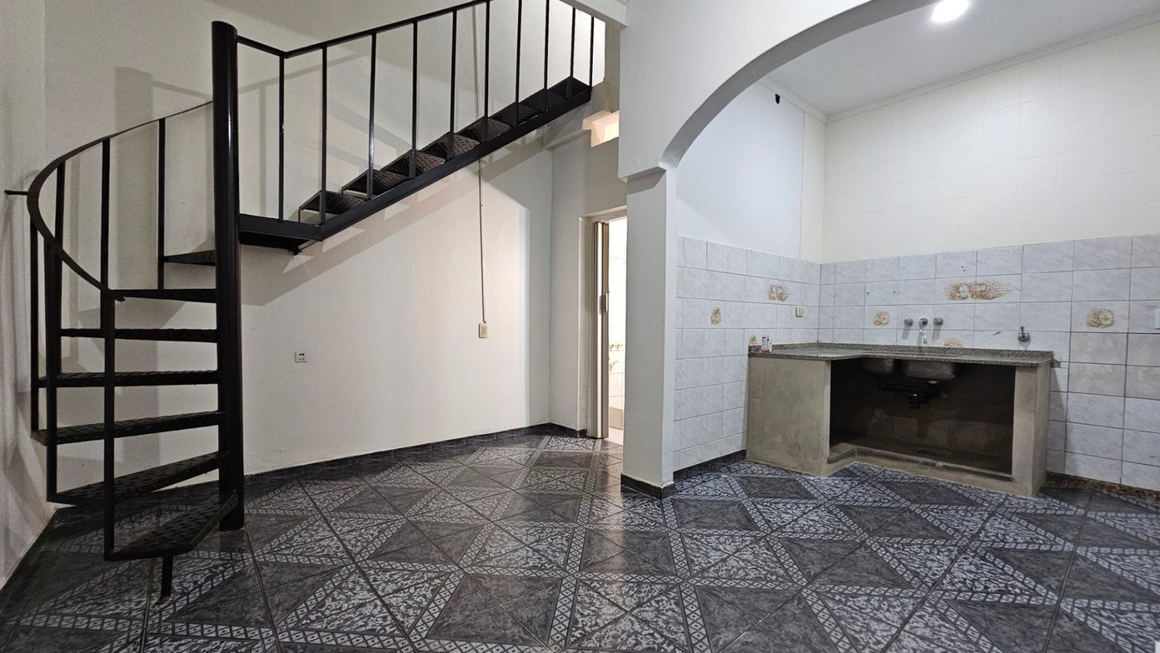 **$450.000.-** - Dpto. 2 Amb. en alquiler ¡¡NO ABONA EXPENSAS¡¡ - Planta Baja Interno -- Sayos 3040 - Valentin Alsina 