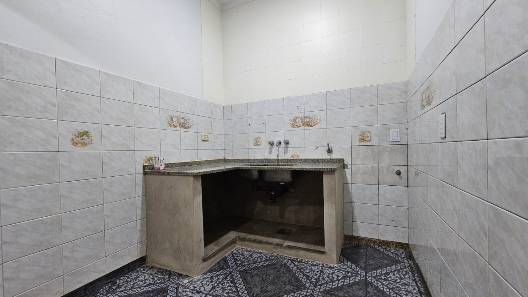 **$450.000.-** - Dpto. 2 Amb. en alquiler ¡¡NO ABONA EXPENSAS¡¡ - Planta Baja Interno -- Sayos 3040 - Valentin Alsina 