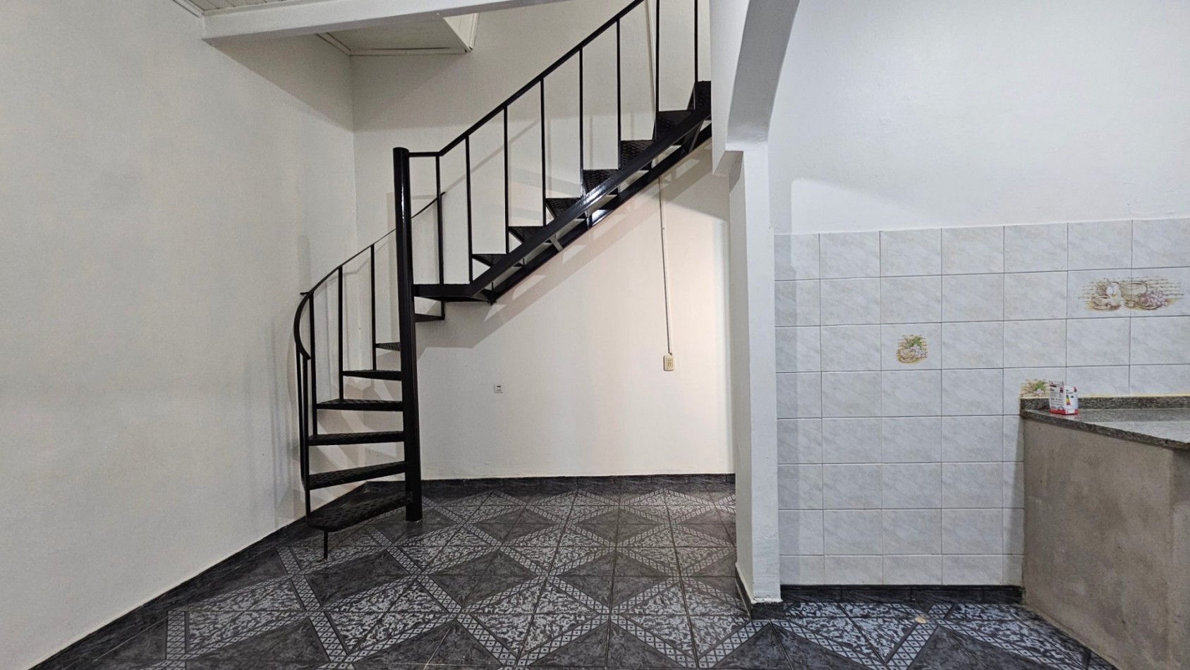 **$450.000.-** - Dpto. 2 Amb. en alquiler ¡¡NO ABONA EXPENSAS¡¡ - Planta Baja Interno -- Sayos 3040 - Valentin Alsina 