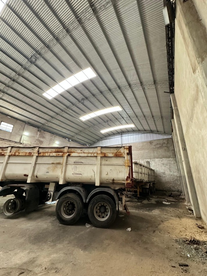 **650 m2 en planta** - DISPONIBLE AGOSTO 2026 - Galpon de 650 m2 con oficinas, altura de 9 m2 (ideal Rackear mercaderia), Piso de hormigon a nuevo - Viamonte y Molinedo - Lanus