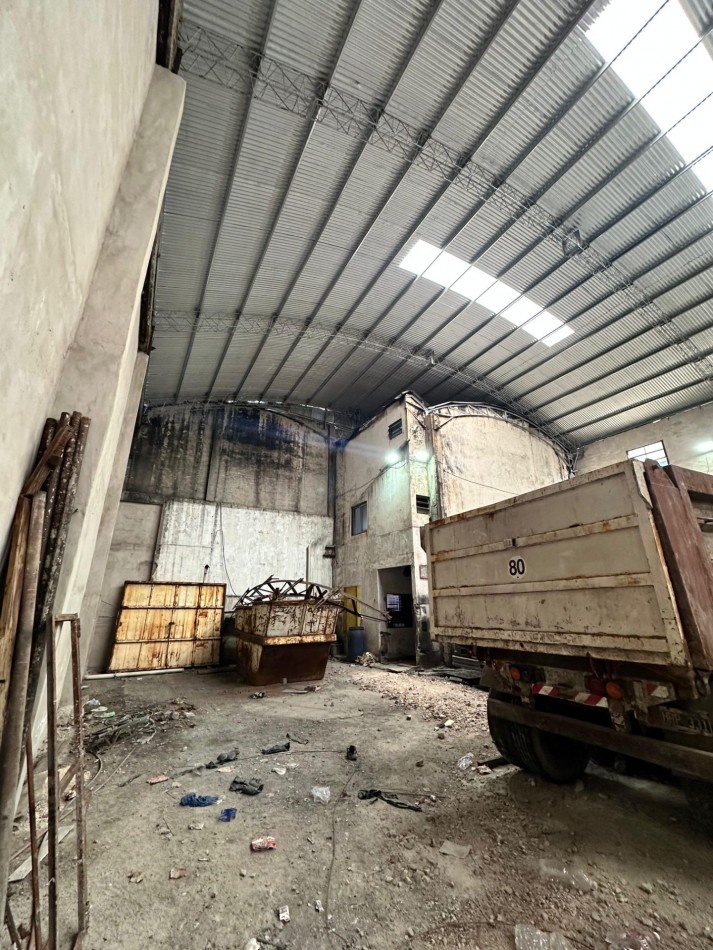 **650 m2 en planta** - DISPONIBLE AGOSTO 2026 - Galpon de 650 m2 con oficinas, altura de 9 m2 (ideal Rackear mercaderia), Piso de hormigon a nuevo - Viamonte y Molinedo - Lanus