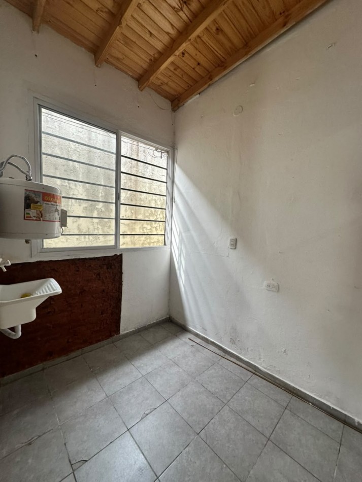 **$650.000.-** - PH TIPO CASA AL FRENTE DE 2 AMB. y MEDIO CON GARAGE EN ALQUILER S/EXPENSAS - JUJUY 1640 