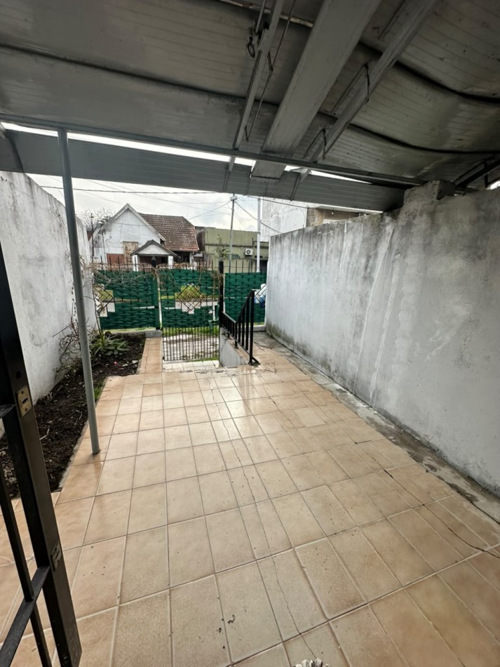 **$650.000.-** - PH TIPO CASA AL FRENTE DE 2 AMB. y MEDIO CON GARAGE EN ALQUILER S/EXPENSAS - JUJUY 1640 