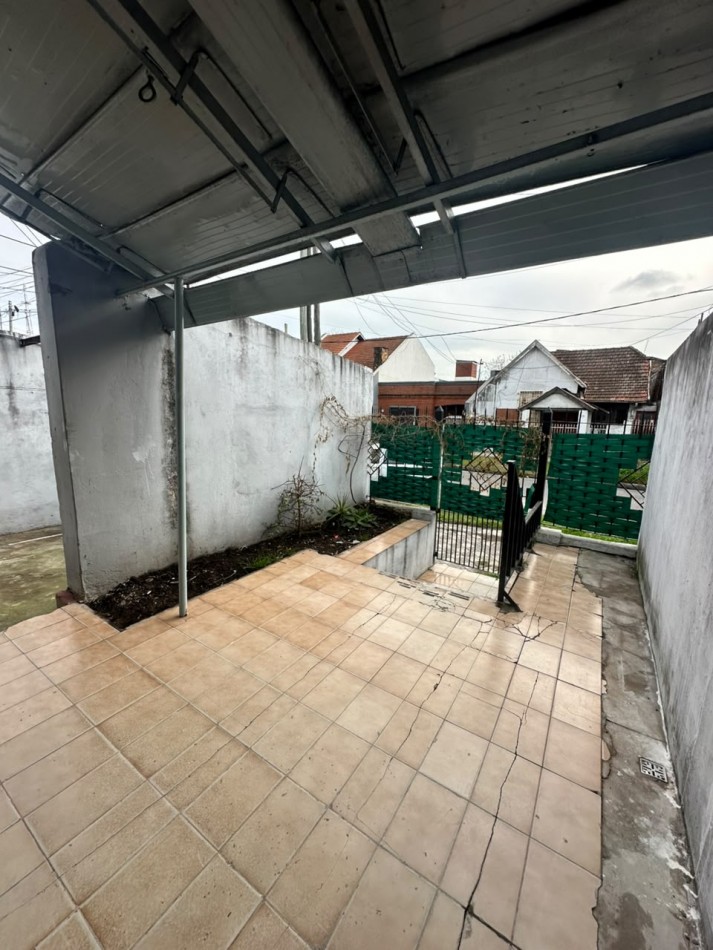 **$650.000.-** - PH TIPO CASA AL FRENTE DE 2 AMB. y MEDIO CON GARAGE EN ALQUILER S/EXPENSAS - JUJUY 1640 