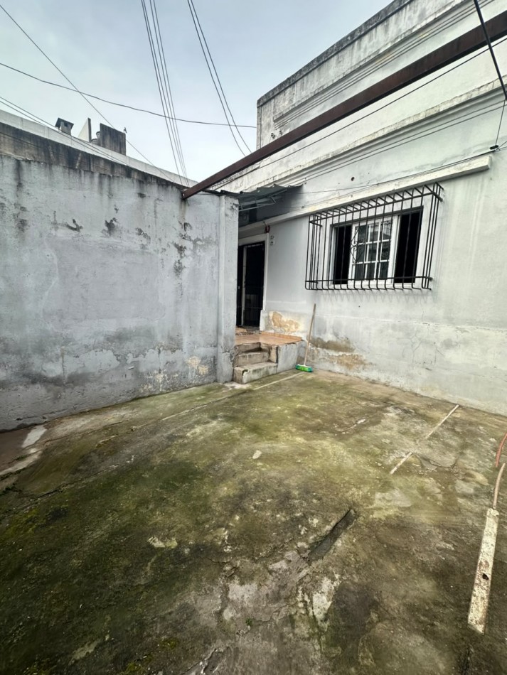 **$650.000.-** - PH TIPO CASA AL FRENTE DE 2 AMB. y MEDIO CON GARAGE EN ALQUILER S/EXPENSAS - JUJUY 1640 