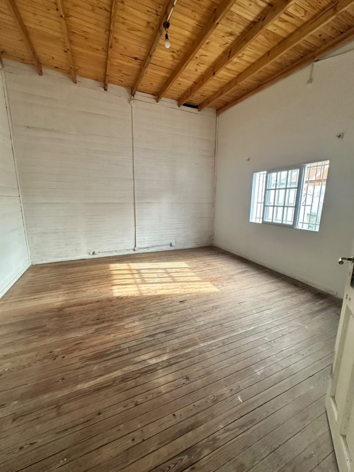 **$650.000.-** - PH TIPO CASA AL FRENTE DE 2 AMB. y MEDIO CON GARAGE EN ALQUILER S/EXPENSAS - JUJUY 1640 
