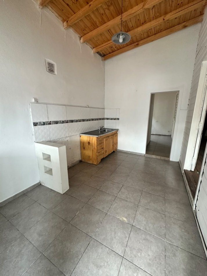 **$650.000.-** - PH TIPO CASA AL FRENTE DE 2 AMB. y MEDIO CON GARAGE EN ALQUILER S/EXPENSAS - JUJUY 1640 
