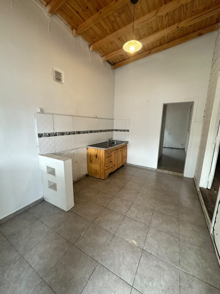 **$650.000.-** - PH TIPO CASA AL FRENTE DE 2 AMB. y MEDIO CON GARAGE EN ALQUILER S/EXPENSAS - JUJUY 1640 