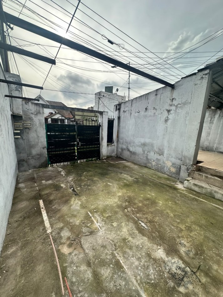 **$650.000.-** - PH TIPO CASA AL FRENTE DE 2 AMB. y MEDIO CON GARAGE EN ALQUILER S/EXPENSAS - JUJUY 1640 