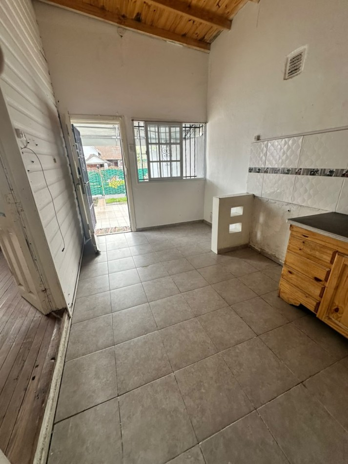 **$650.000.-** - PH TIPO CASA AL FRENTE DE 2 AMB. y MEDIO CON GARAGE EN ALQUILER S/EXPENSAS - JUJUY 1640 