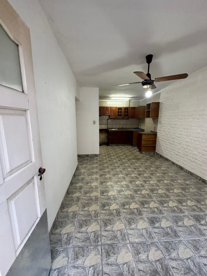 ALQUILER PH INTERNO 3 AMB. CON PATIO - NO ABONA EXPENSAS - Av. Intendente Quindimil 1100, Lanus Oeste